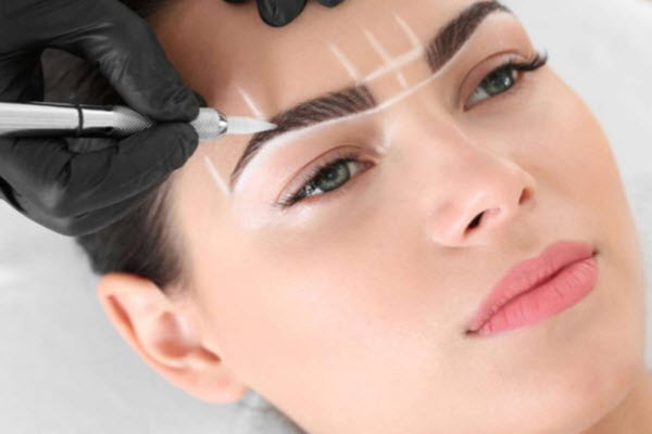 لوگوی مرکز میکروبلیدینگ عسل علیزاده | سالن کارا