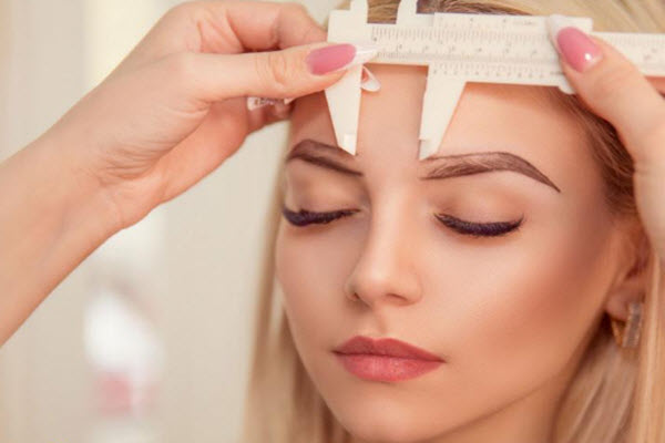 لوگوی میکروبلیدینگ الناز چراغی | سالن کارا