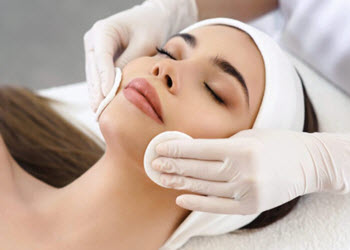 لوگوی کلینیک زیبایی دکتر بیوت